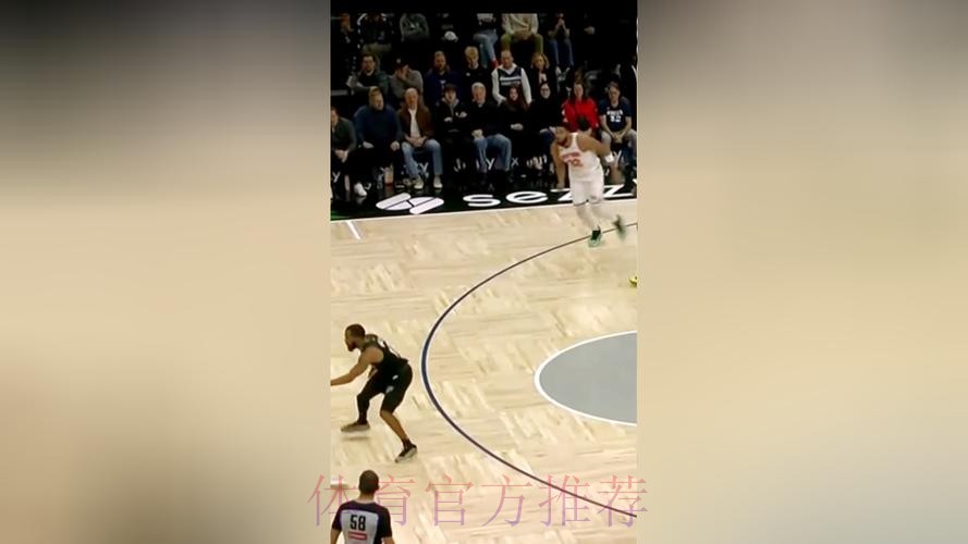 兰德尔侵略性十足 撞翻申京暴扣得手 兰德尔侵略性十足 撞翻申京暴扣得手