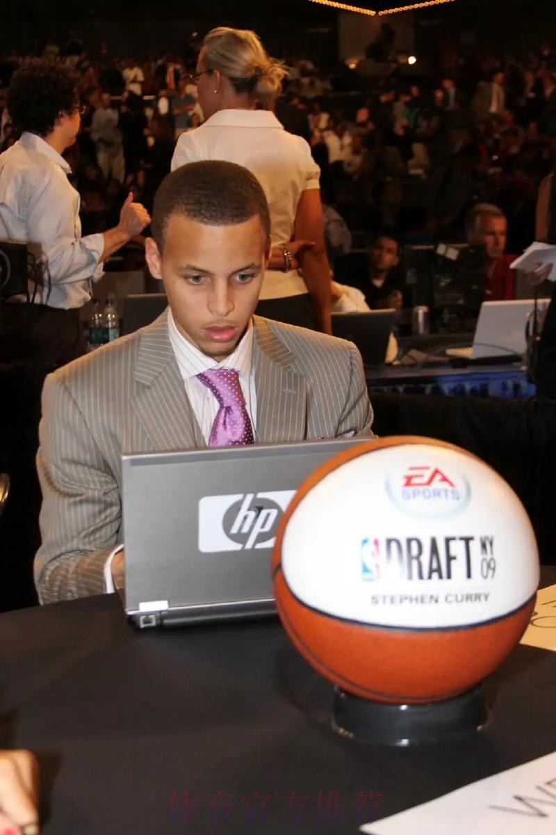 国际级裁判重回梦想开始的地方 与小球员分享成长历程